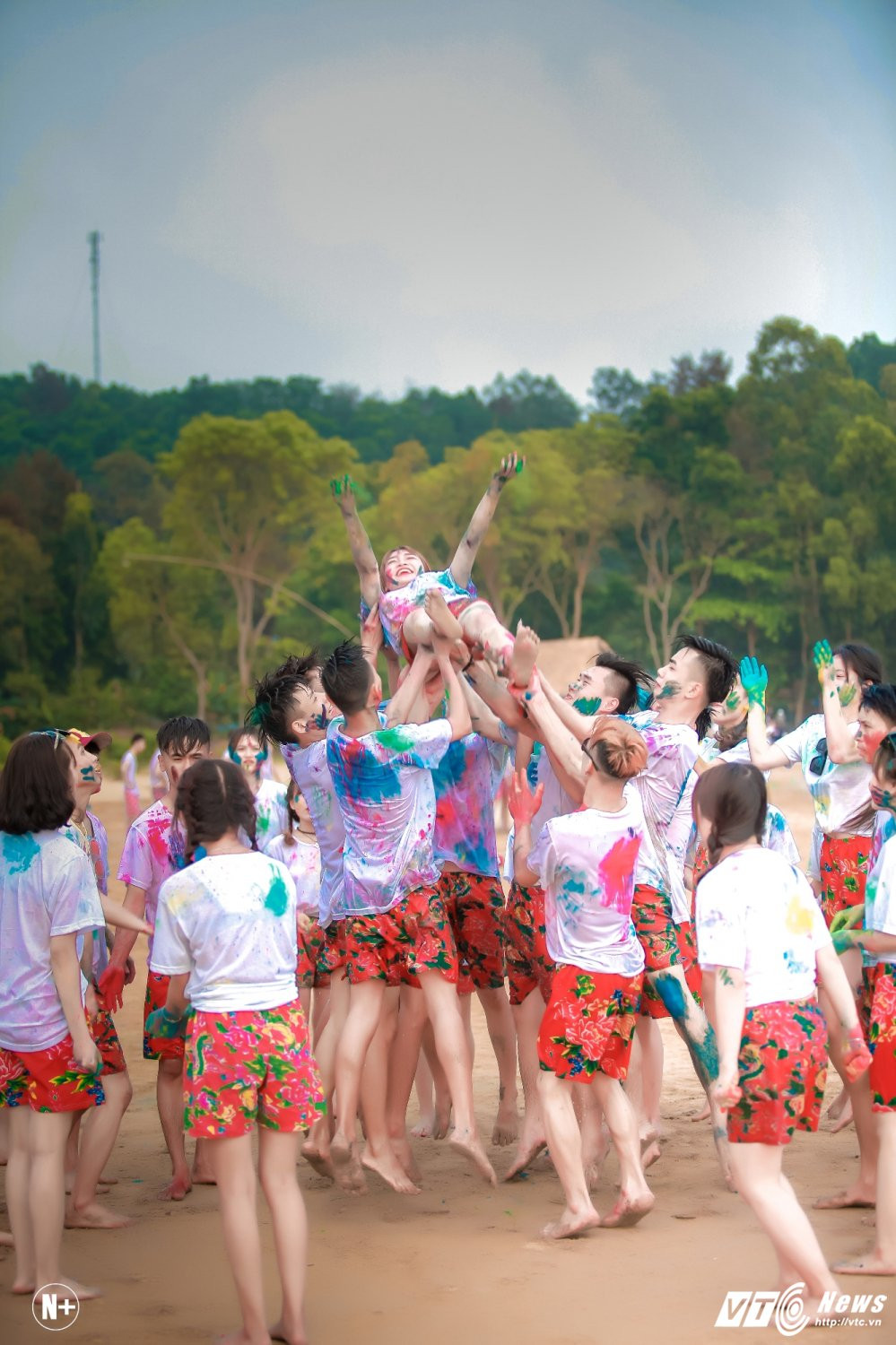 Hinh anh Hoc sinh Thanh Hoa nhuom mau trong bo anh ky yeu tai bien 18