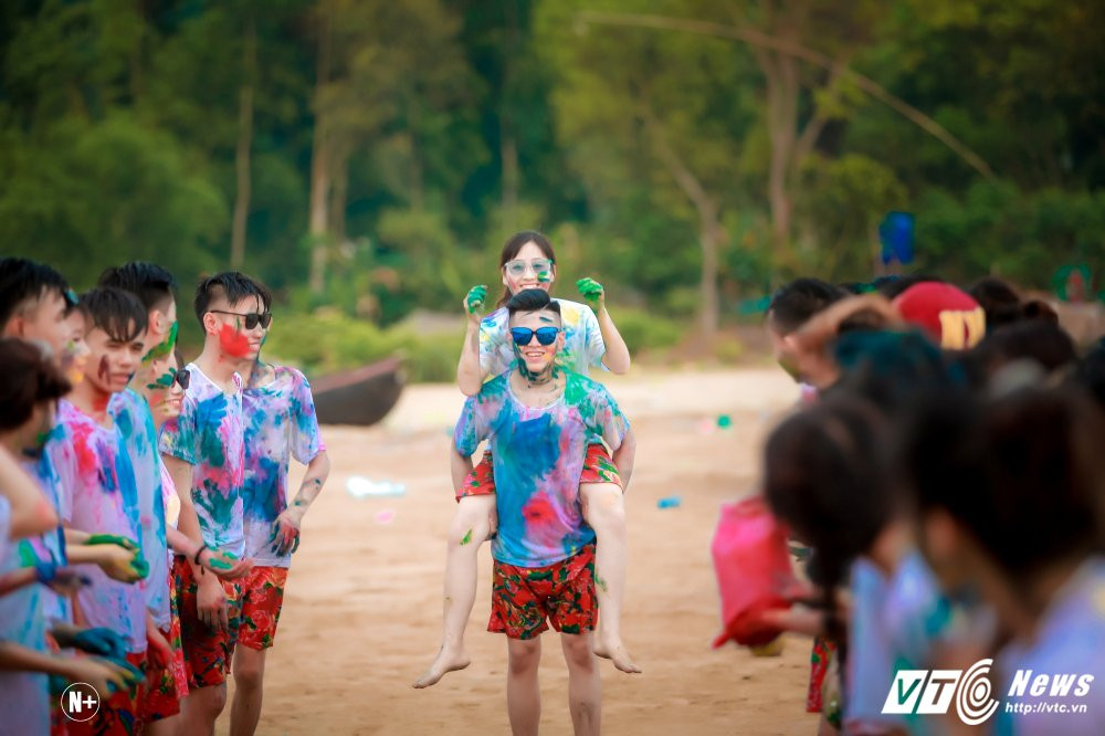 Hinh anh Hoc sinh Thanh Hoa nhuom mau trong bo anh ky yeu tai bien 19