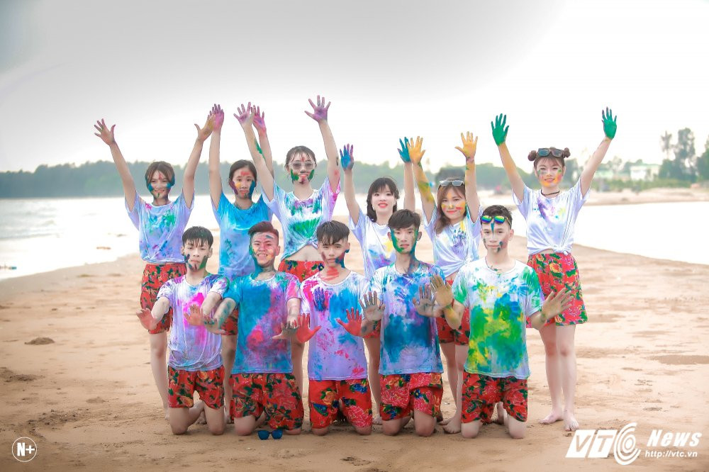 Hinh anh Hoc sinh Thanh Hoa nhuom mau trong bo anh ky yeu tai bien 21