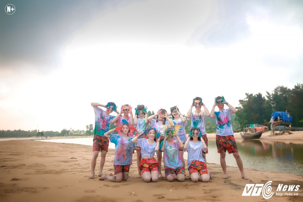 Hinh anh Hoc sinh Thanh Hoa nhuom mau trong bo anh ky yeu tai bien 22