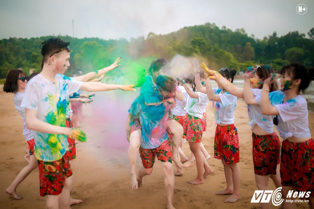 Hinh anh Hoc sinh Thanh Hoa nhuom mau trong bo anh ky yeu tai bien 4