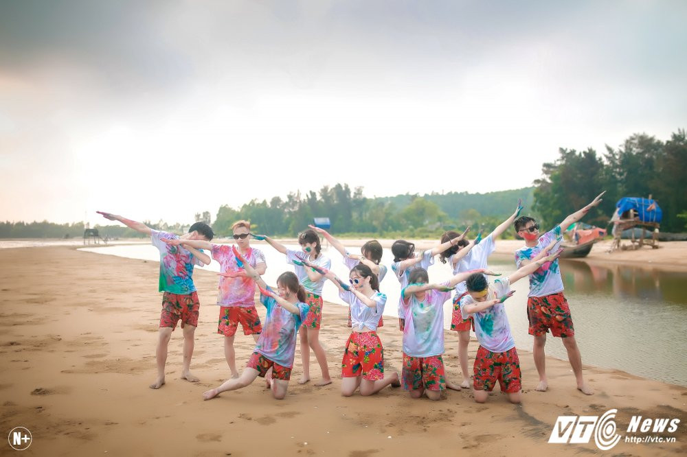 Hinh anh Hoc sinh Thanh Hoa nhuom mau trong bo anh ky yeu tai bien 5