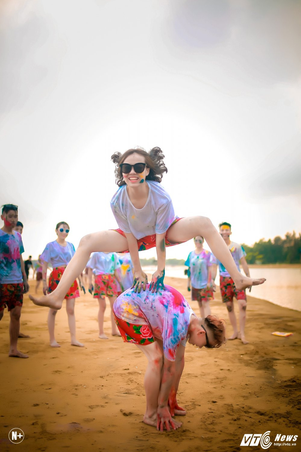 Hinh anh Hoc sinh Thanh Hoa nhuom mau trong bo anh ky yeu tai bien 8