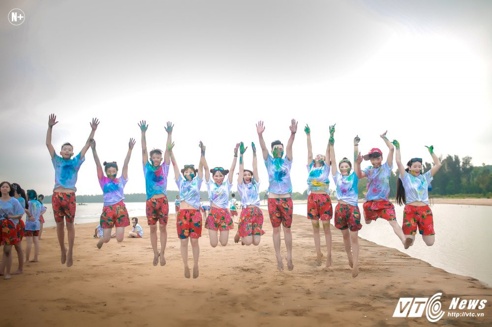 Hinh anh Hoc sinh Thanh Hoa nhuom mau trong bo anh ky yeu tai bien 9