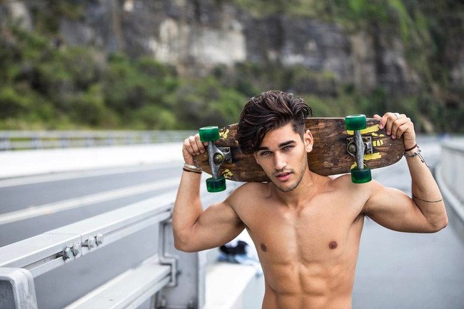 Hot boy 9X co 'doi mat sexy nhat mang xa hoi' hinh anh 2