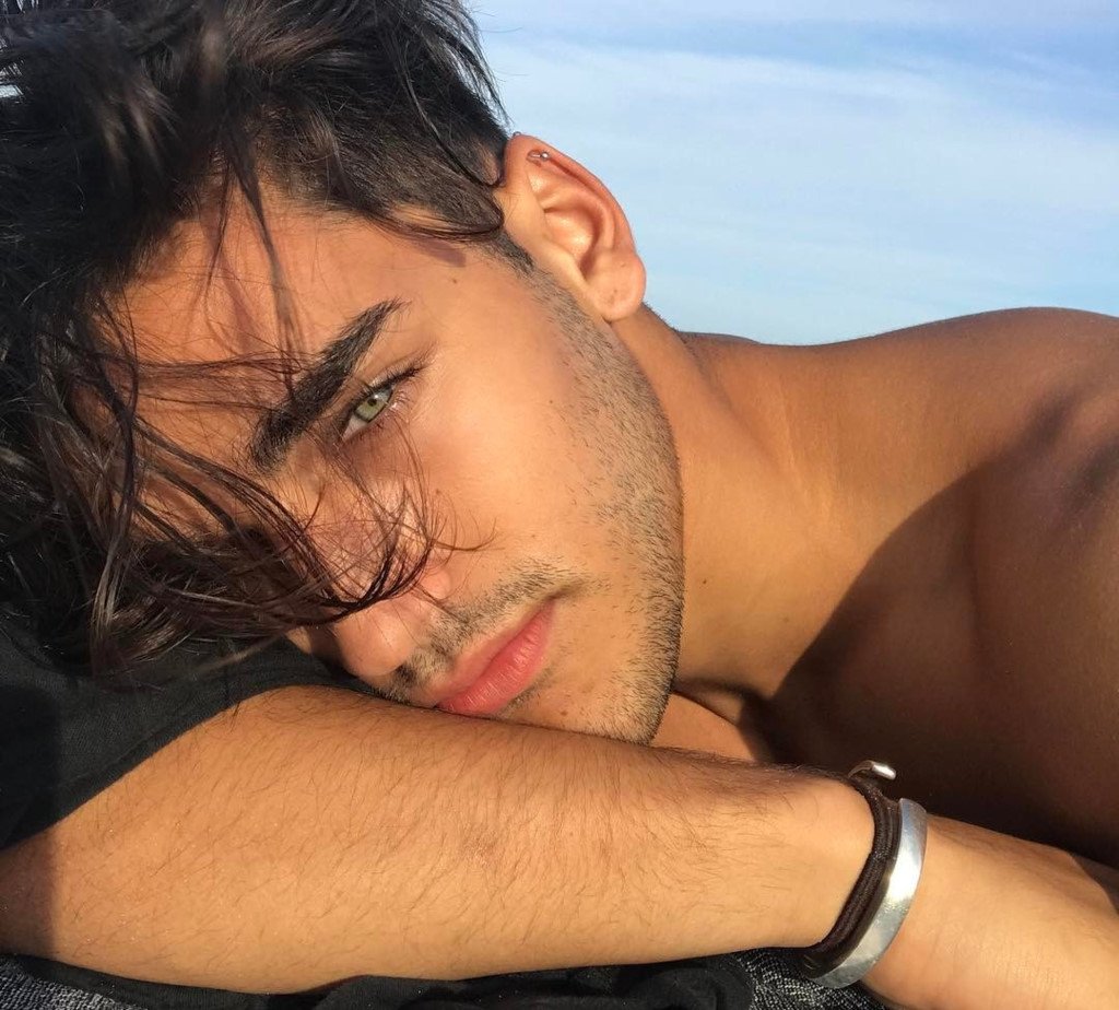 Hot boy 9X co 'doi mat sexy nhat mang xa hoi' hinh anh 8