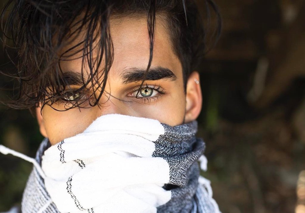 Hot boy 9X co 'doi mat sexy nhat mang xa hoi' hinh anh 3