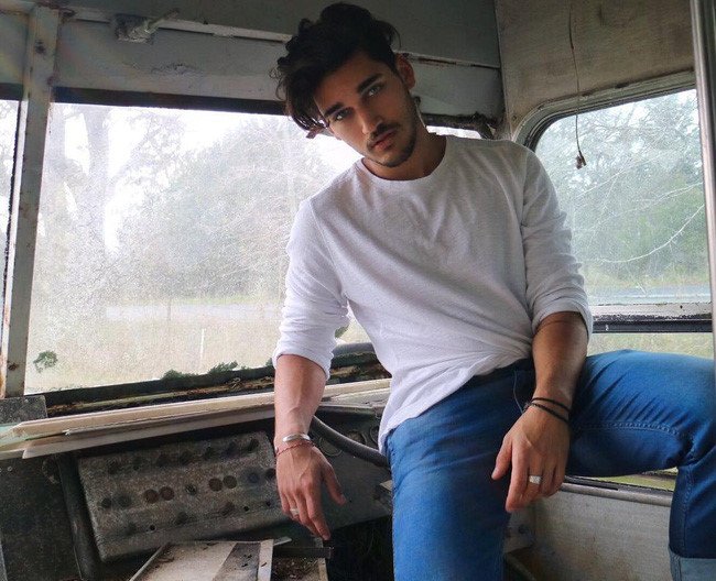 Hot boy 9X co 'doi mat sexy nhat mang xa hoi' hinh anh 4