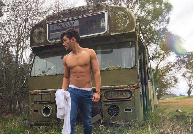 Hot boy 9X co 'doi mat sexy nhat mang xa hoi' hinh anh 5