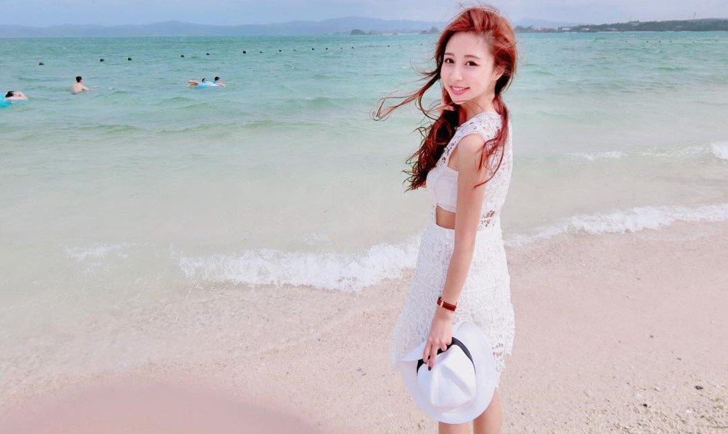 Nu tiep vien hang khong noi tieng tren mang vi xinh nhu hot girl hinh anh 2