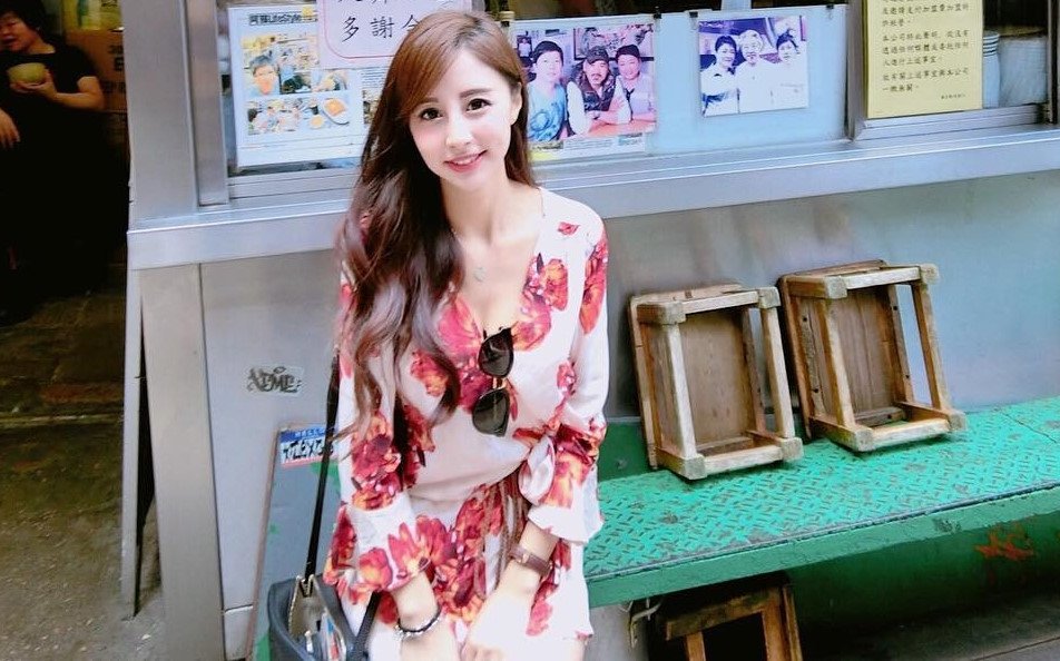 Nu tiep vien hang khong noi tieng tren mang vi xinh nhu hot girl hinh anh 3
