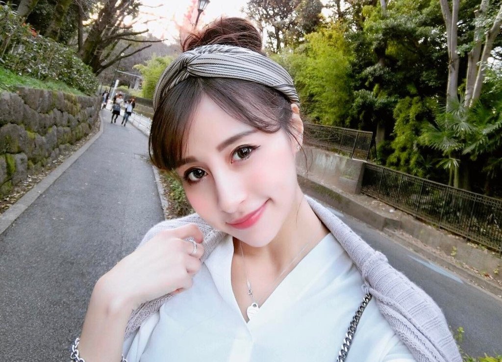 Nu tiep vien hang khong noi tieng tren mang vi xinh nhu hot girl hinh anh 10