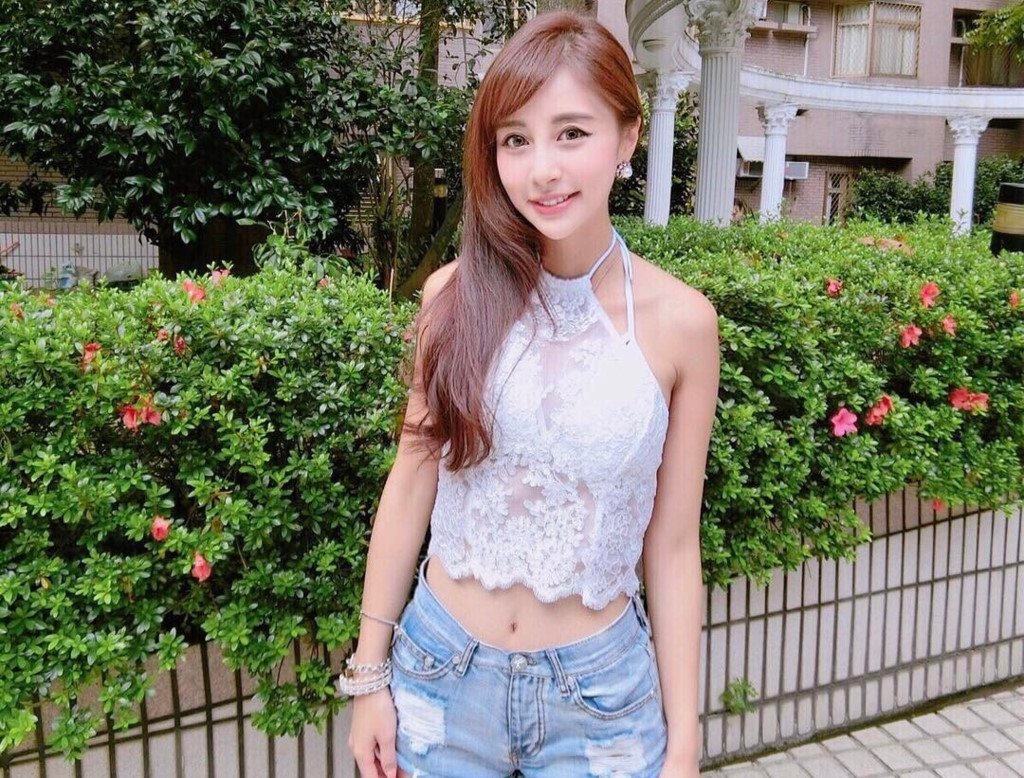 Nu tiep vien hang khong noi tieng tren mang vi xinh nhu hot girl hinh anh 7