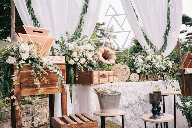 Đám cưới ngoài trời của Hồng Quân và Thu Quý được thiết kế tỉ mỉ với ý tưởng xuyên suốt là biểu tượng tam giác cân.