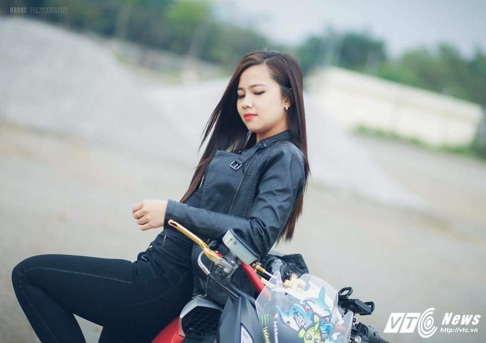 Hinh anh Chan dung nu sinh Hoc vien Canh sat tai sac, me toc do