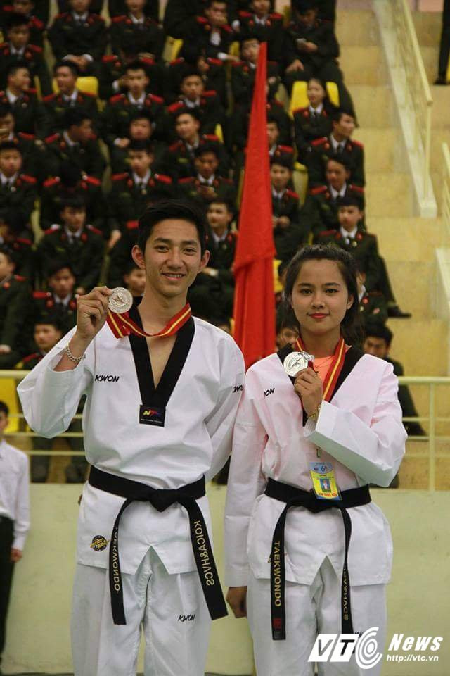 Hinh anh Chan dung nu sinh Hoc vien Canh sat tai sac, me toc do