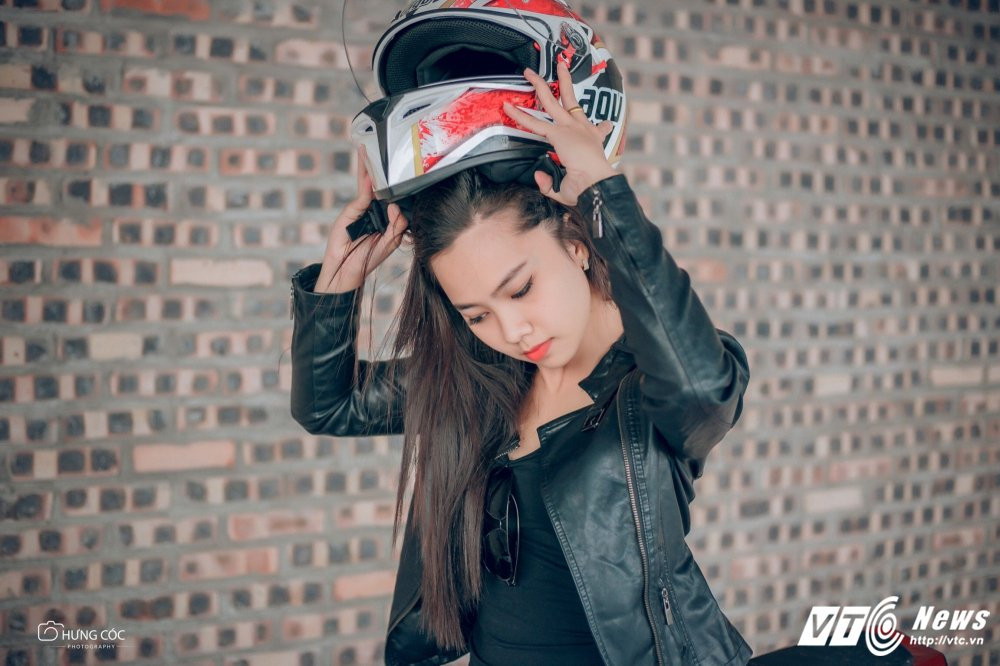 Hinh anh Chan dung nu sinh Hoc vien Canh sat tai sac, me toc do 12