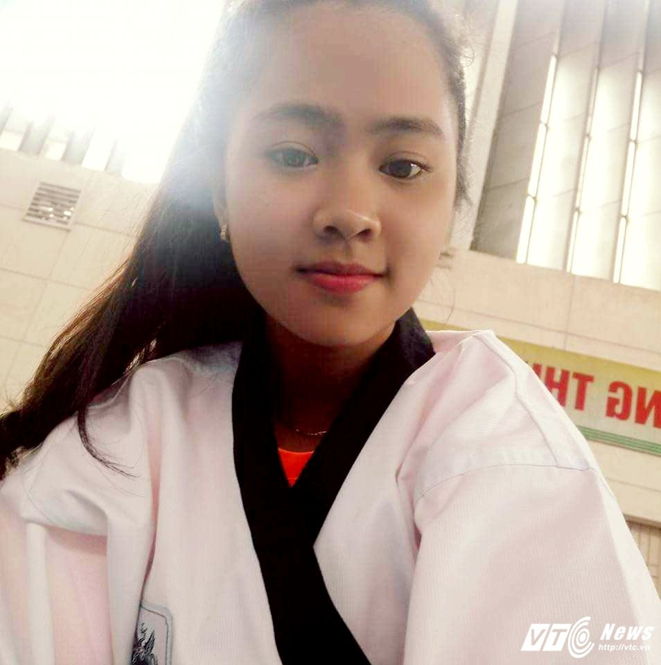 Hinh anh Chan dung nu sinh Hoc vien Canh sat tai sac, me toc do 3