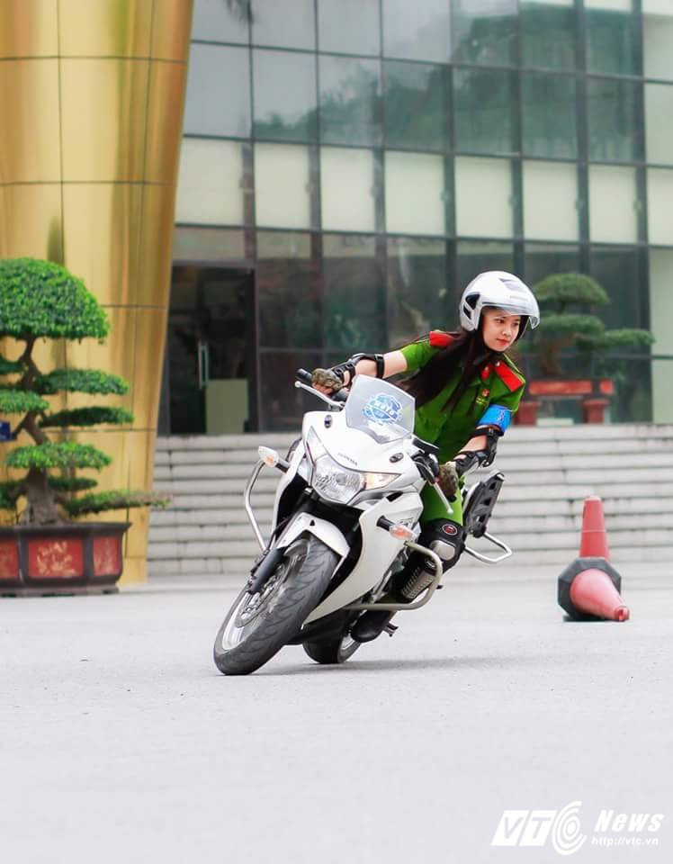 Hinh anh Chan dung nu sinh Hoc vien Canh sat tai sac, me toc do 4