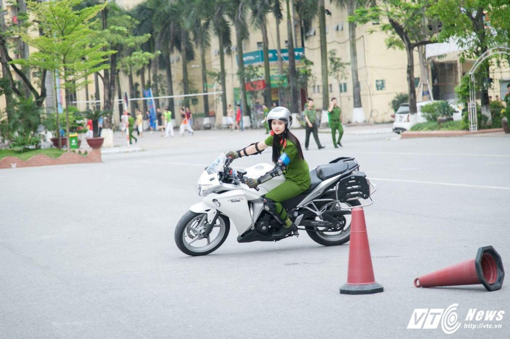 Hinh anh Chan dung nu sinh Hoc vien Canh sat tai sac, me toc do 5