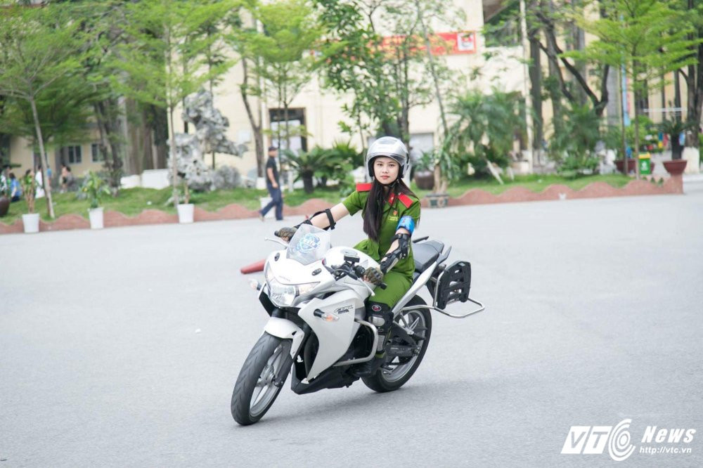 Hinh anh Chan dung nu sinh Hoc vien Canh sat tai sac, me toc do 6