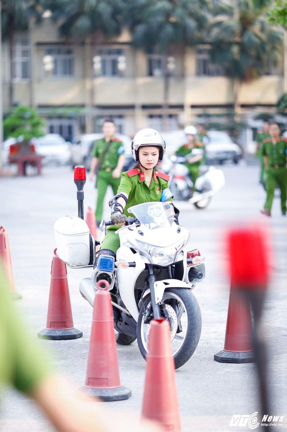 Hinh anh Chan dung nu sinh Hoc vien Canh sat tai sac, me toc do 7