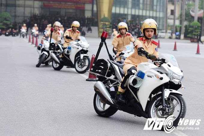 Hinh anh Chan dung nu sinh Hoc vien Canh sat tai sac, me toc do 8