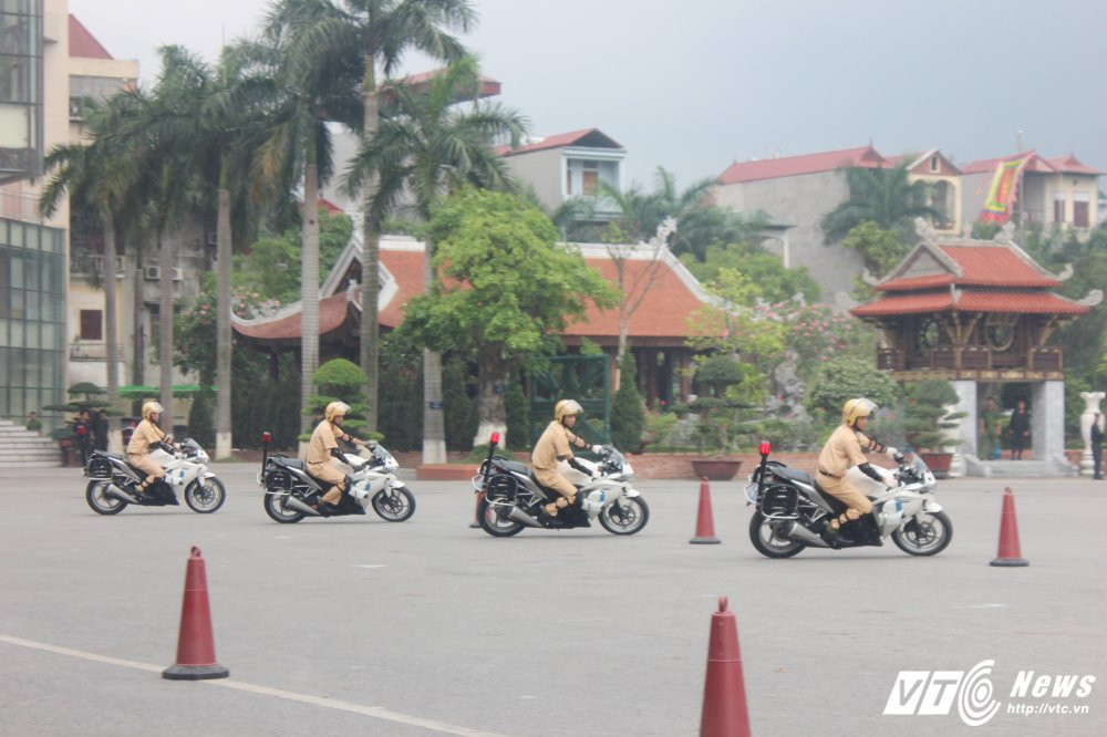 Hinh anh Anh: Nu sinh Hoc vien canh sat xinh dep lai xe phan khoi lon 13