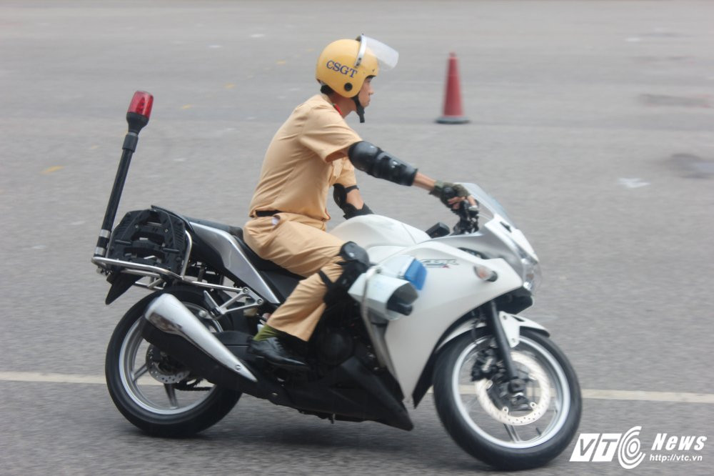 Hinh anh Anh: Nu sinh Hoc vien canh sat xinh dep lai xe phan khoi lon 14