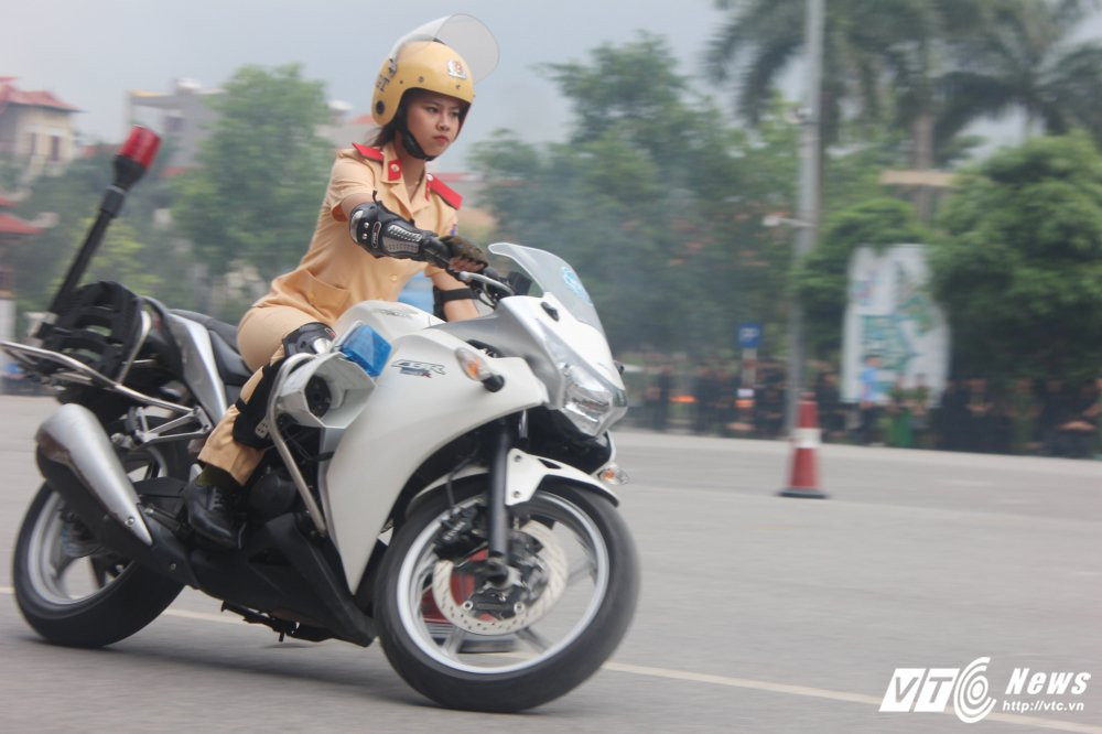 Hinh anh Anh: Nu sinh Hoc vien canh sat xinh dep lai xe phan khoi lon