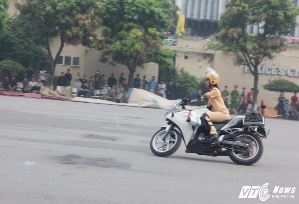 Hinh anh Anh: Nu sinh Hoc vien canh sat xinh dep lai xe phan khoi lon