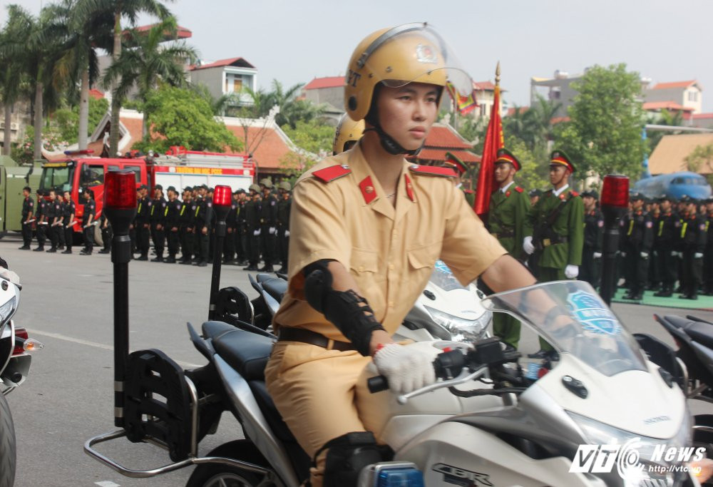 Hinh anh Anh: Nu sinh Hoc vien canh sat xinh dep lai xe phan khoi lon 16