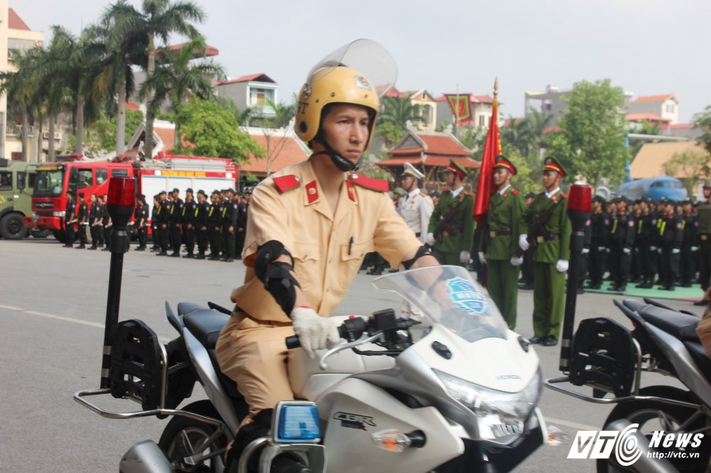 Hinh anh Anh: Nu sinh Hoc vien canh sat xinh dep lai xe phan khoi lon 17