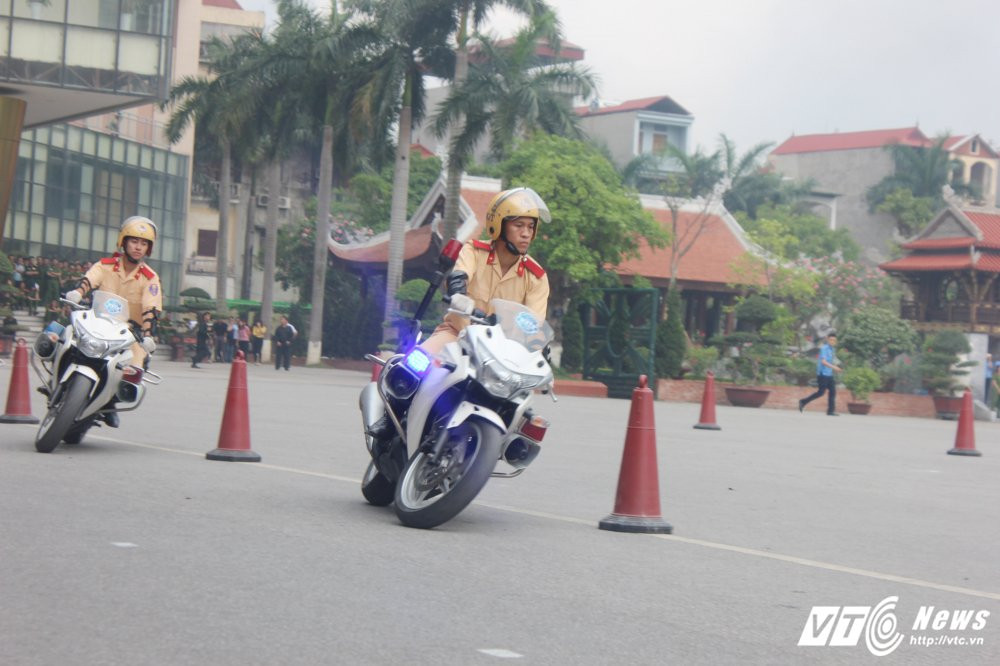 Hinh anh Anh: Nu sinh Hoc vien canh sat xinh dep lai xe phan khoi lon 18