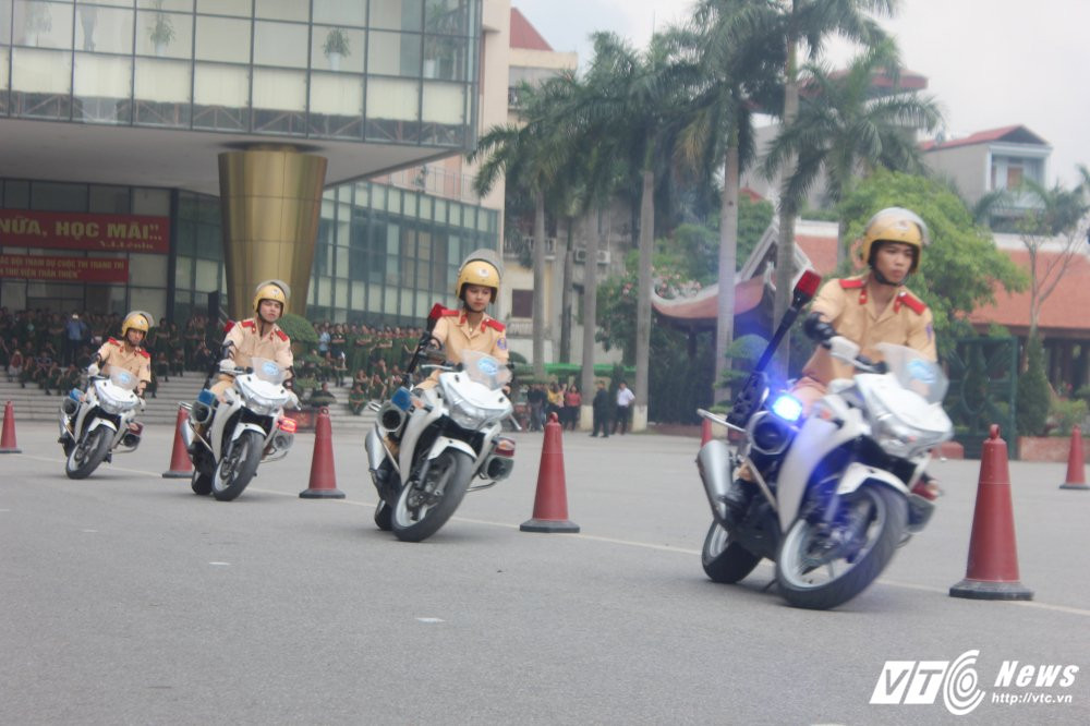 Hinh anh Anh: Nu sinh Hoc vien canh sat xinh dep lai xe phan khoi lon 19