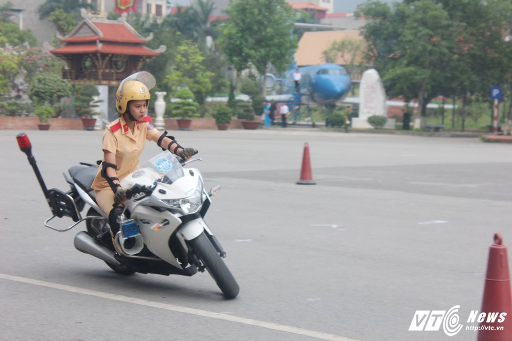 Hinh anh Anh: Nu sinh Hoc vien canh sat xinh dep lai xe phan khoi lon 4