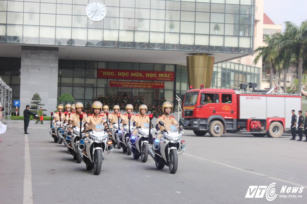 Hinh anh Anh: Nu sinh Hoc vien canh sat xinh dep lai xe phan khoi lon 6