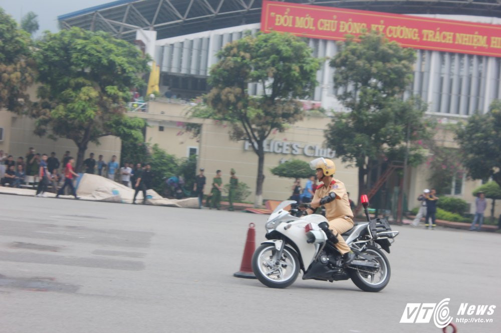 Hinh anh Anh: Nu sinh Hoc vien canh sat xinh dep lai xe phan khoi lon 8