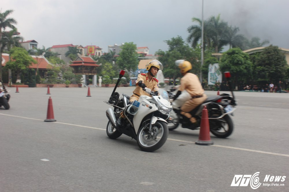 Hinh anh Anh: Nu sinh Hoc vien canh sat xinh dep lai xe phan khoi lon 9