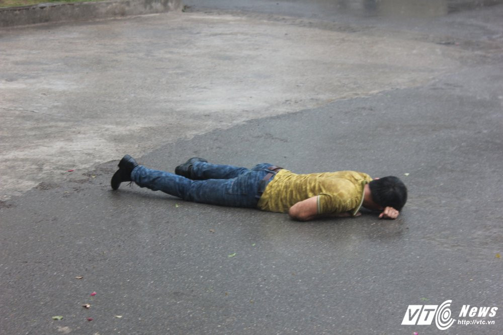 Hinh anh Xem man giai cuu con tin tren may bay cua sinh vien canh sat 11