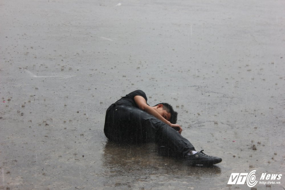 Hinh anh Xem man giai cuu con tin tren may bay cua sinh vien canh sat 12