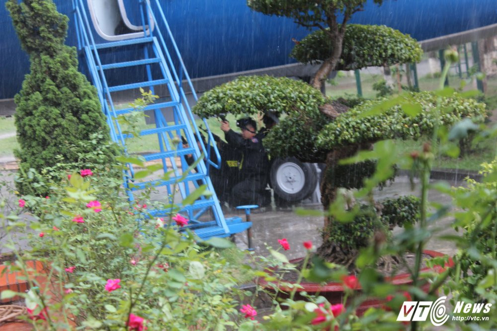 Hinh anh Xem man giai cuu con tin tren may bay cua sinh vien canh sat 13