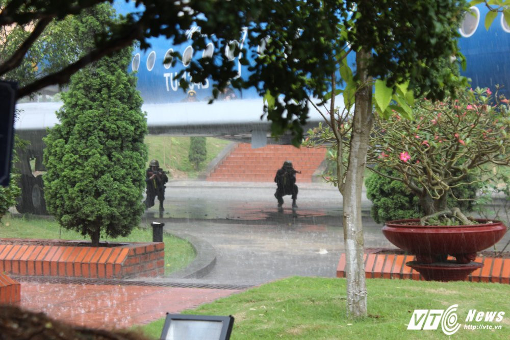 Hinh anh Xem man giai cuu con tin tren may bay cua sinh vien canh sat 15