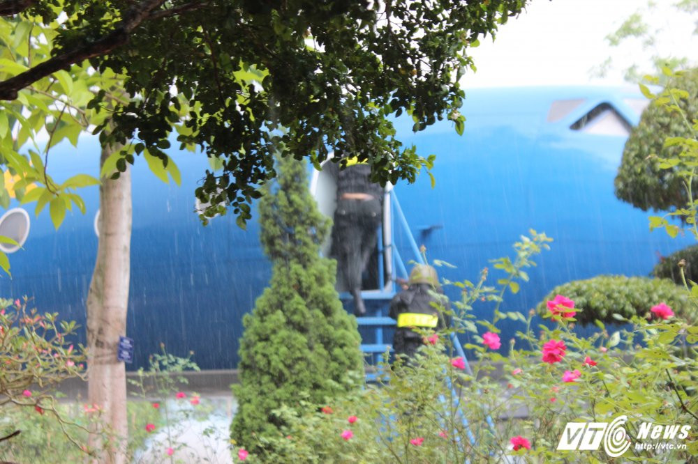 Hinh anh Xem man giai cuu con tin tren may bay cua sinh vien canh sat 17