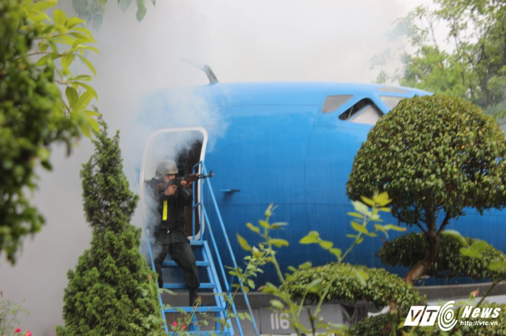 Hinh anh Xem man giai cuu con tin tren may bay cua sinh vien canh sat 18