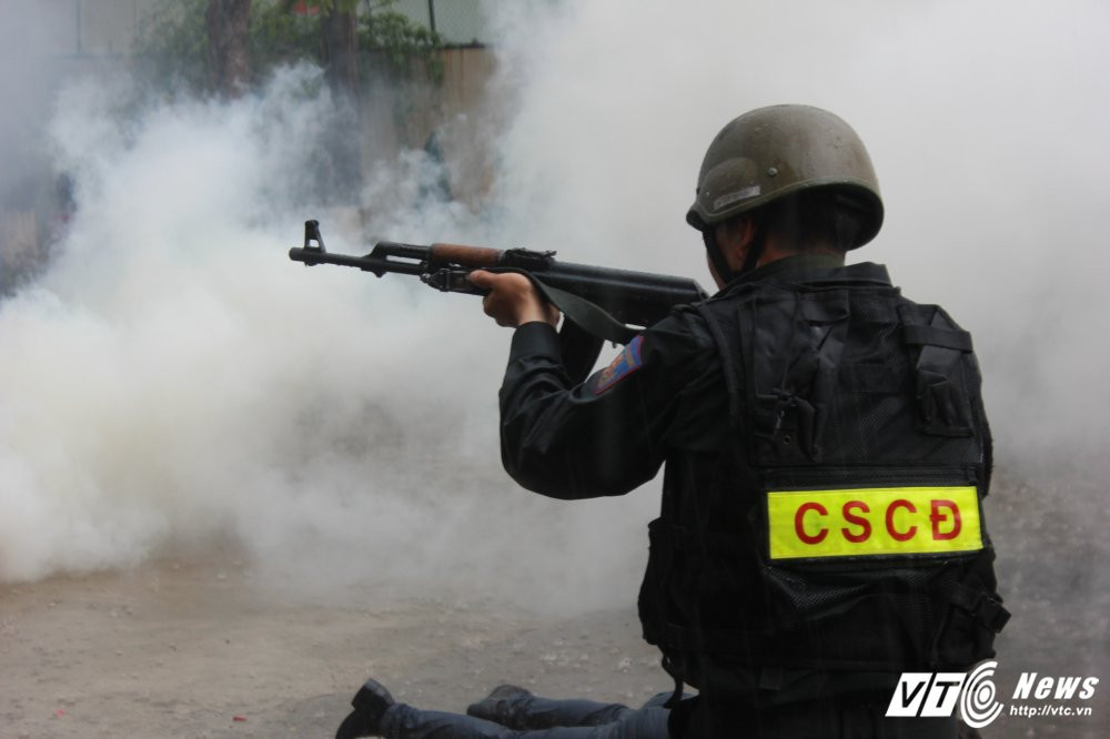 Hinh anh Xem man giai cuu con tin tren may bay cua sinh vien canh sat 19