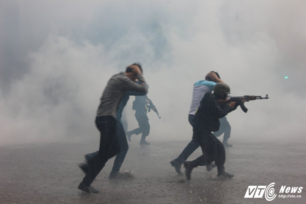 Hinh anh Xem man giai cuu con tin tren may bay cua sinh vien canh sat 20