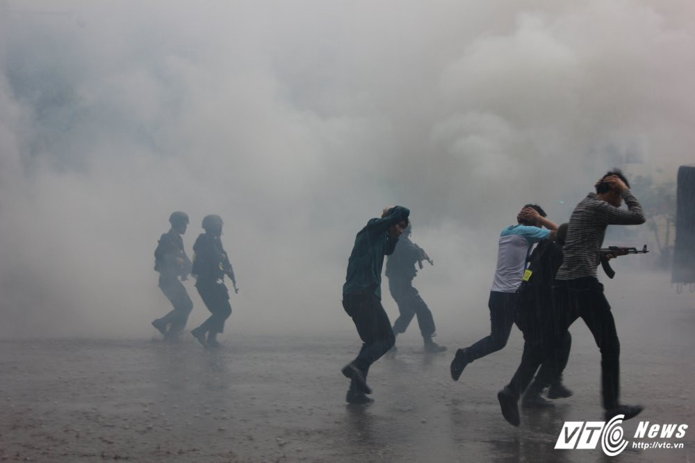 Hinh anh Xem man giai cuu con tin tren may bay cua sinh vien canh sat 21