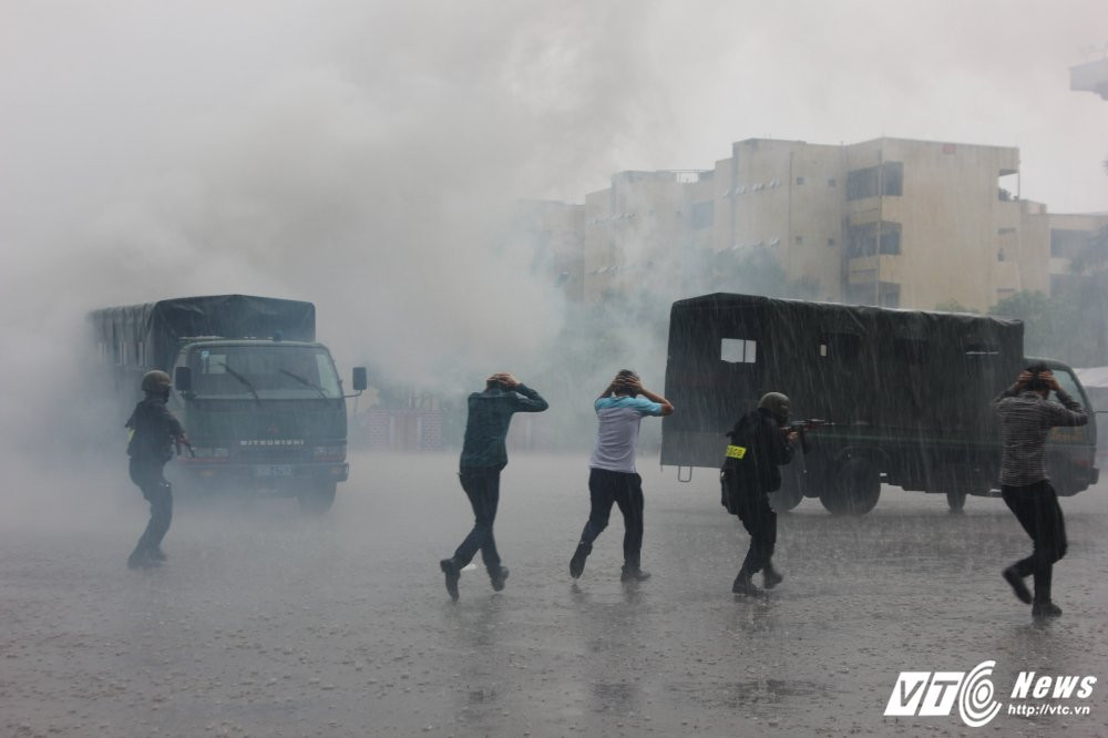 Hinh anh Xem man giai cuu con tin tren may bay cua sinh vien canh sat 22