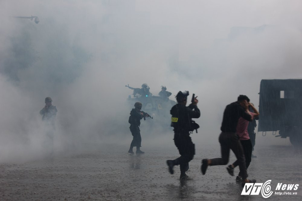 Hinh anh Xem man giai cuu con tin tren may bay cua sinh vien canh sat 23